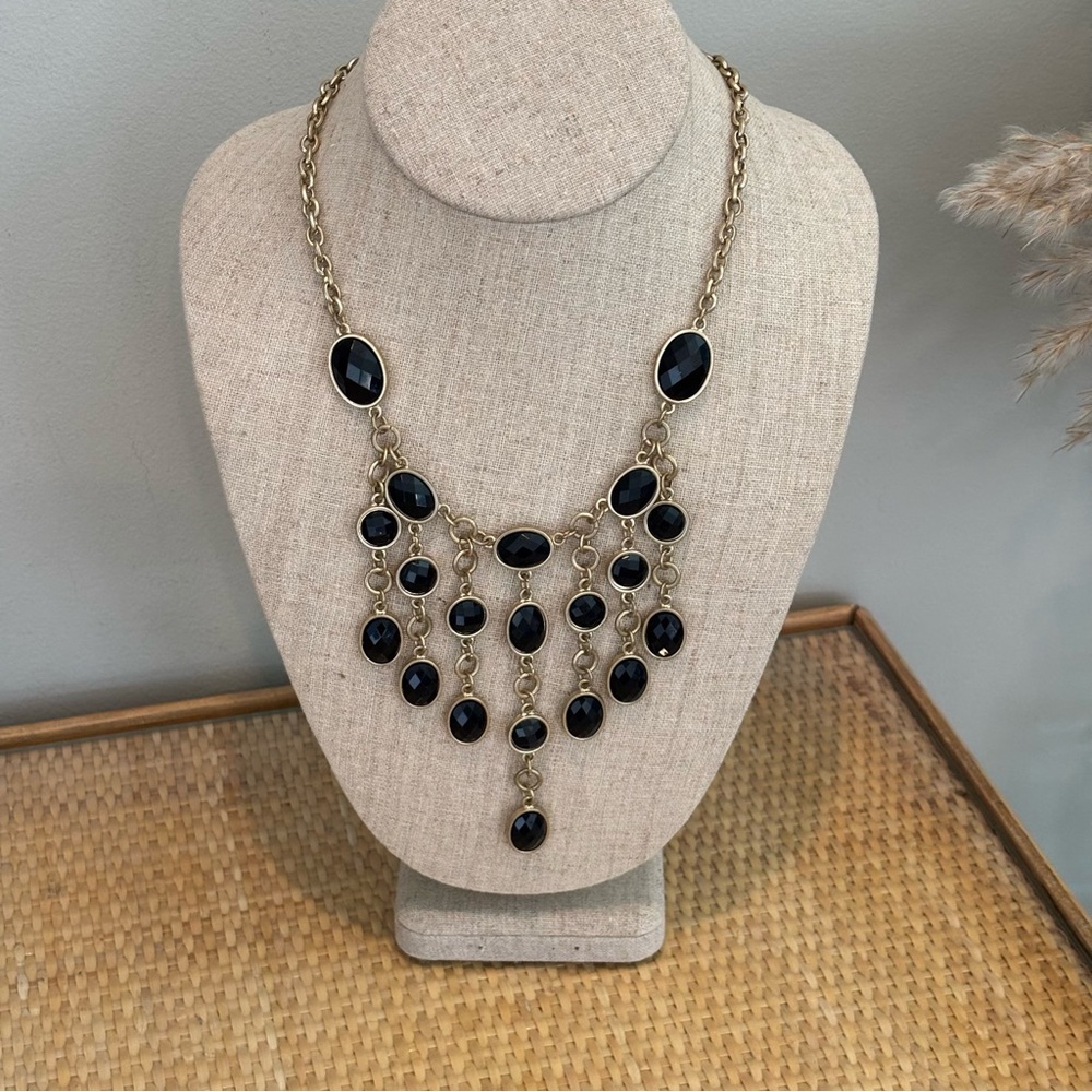 Costume jewelry gold tone and black necklace in great condition!